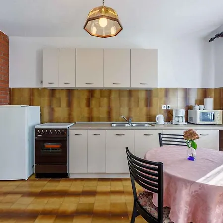 Apartment In 5165