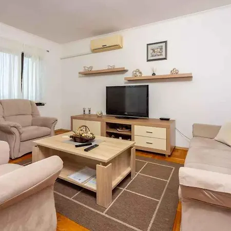 In 5165 Apartment *