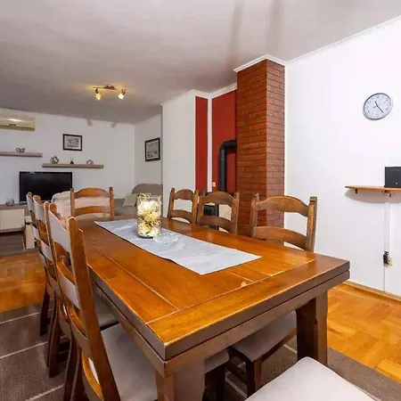 In 5165 Apartment *